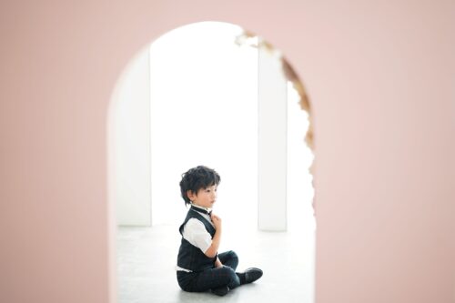スーツを着た5歳の男の子。イオン相模原での七五三のスタジオ撮影。