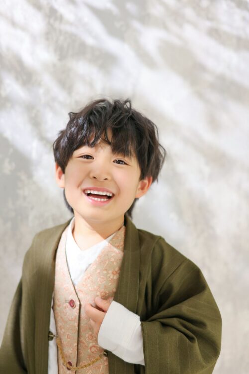 着物、羽織袴を着た5歳の男の子。ららぽーと堺での七五三のスタジオ撮影。