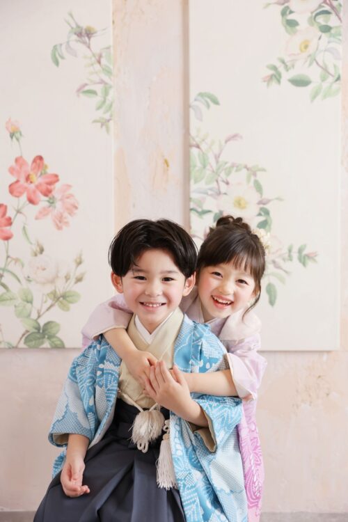着物、羽織袴を着た3歳の女の子と5歳の男の子。ららぽーと湘南平塚での七五三のスタジオ撮影。