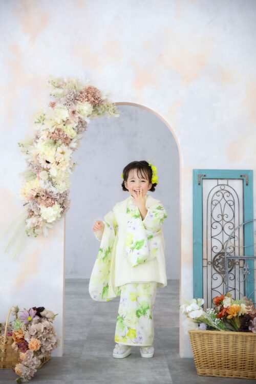 着物を着た5歳の女の子。イオン相模原での七五三のスタジオ撮影。