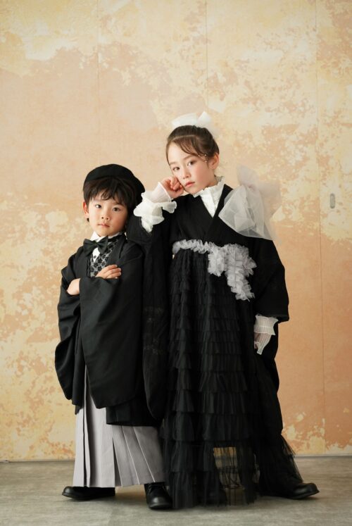 着物を着た７歳の女の子と5歳の男の子。イオン相模原での七五三のスタジオ撮影。