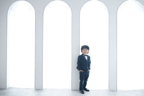 スーツを着た5歳の男の子。イオン相模原での七五三のスタジオ撮影。
