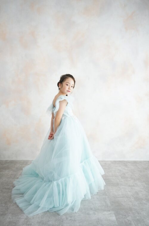 ドレスを着た７歳の女の子。イオン相模原での七五三のスタジオ撮影。