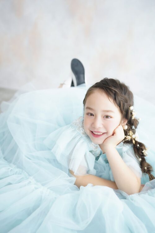 ドレスを着た７歳の女の子。イオン相模原での七五三のスタジオ撮影。