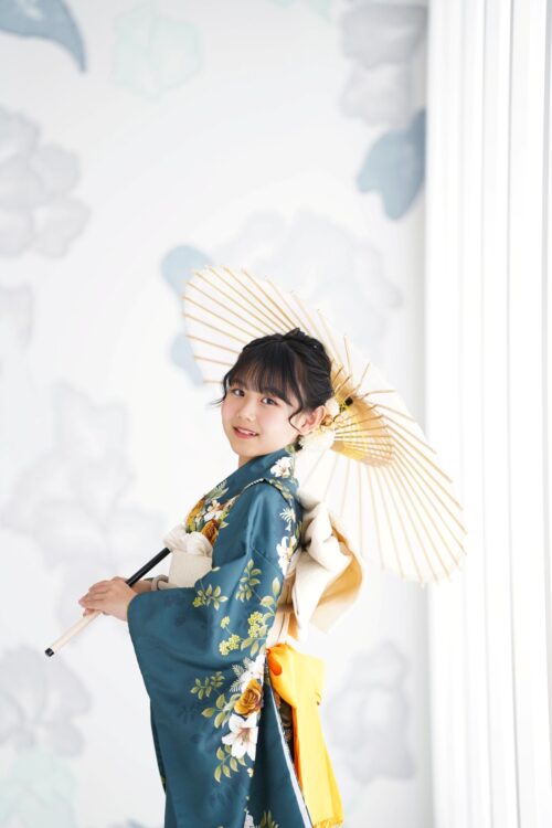 袴を着た12歳の女の子。ららぽーと立川での小学校卒業のスタジオ撮影。
