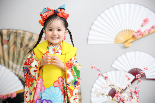 STUDIOARCららぽーと安城店で古典柄の着物を着て七五三の写真を笑顔で撮影する３歳女の子。 撮影店舗住所：愛知県安城市大東町9番30号 ららぽーと安城 1F