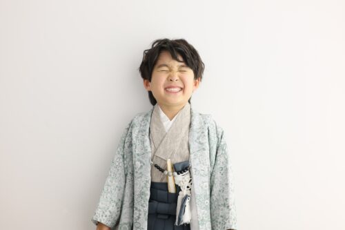 STUDIOARCららぽーと安城店でオシャレな着物を着て七五三の写真を笑顔で撮影する５歳男の子。 撮影店舗住所：愛知県安城市大東町9番30号 ららぽーと安城 1F