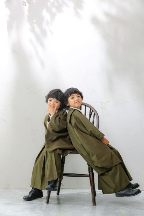 着物、羽織袴を着た5歳と7歳の男の子。兄弟。芝Parkside STUDIOでの七五三のスタジオ撮影。
