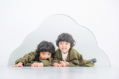 着物、羽織袴を着た5歳と7歳の男の子。兄弟。芝Parkside STUDIOでの七五三のスタジオ撮影。
