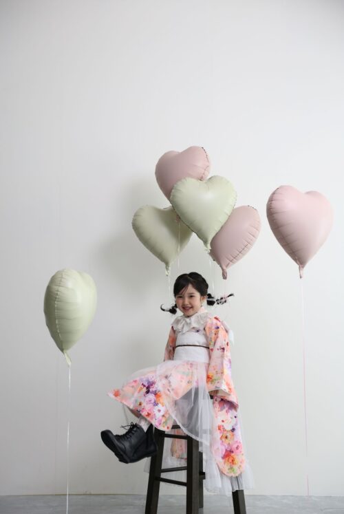 着物を着た5歳の女の子。芝Parkside STUDIO での七五三のスタジオ撮影。バルーン。