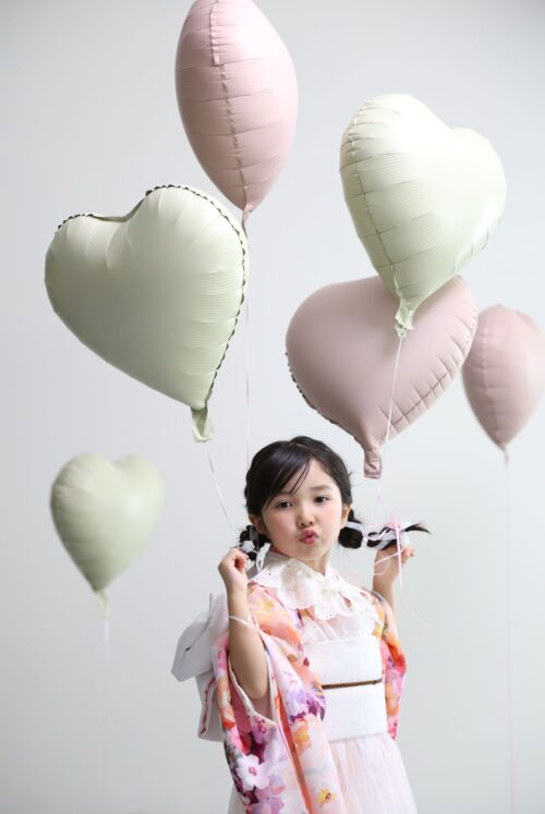 着物を着た5歳の女の子。芝Parkside STUDIO での七五三のスタジオ撮影。バルーン。