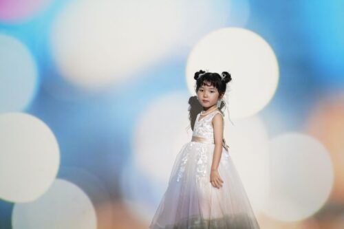 ドレスを着た5歳の女の子。芝Parkside STUDIO での七五三のスタジオ撮影。