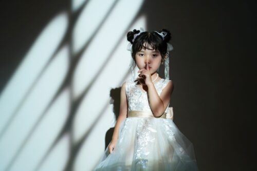 ドレスを着た5歳の女の子。芝Parkside STUDIO での七五三のスタジオ撮影。