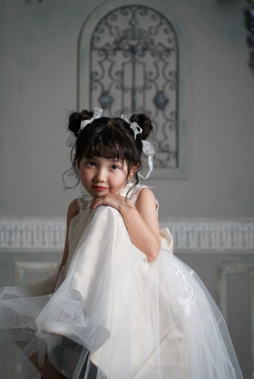 ドレスを着た5歳の女の子。芝Parkside STUDIO での七五三のスタジオ撮影。