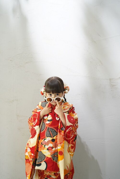 着物を着た3歳の女の子。芝Parkside STUDIO での七五三のスタジオ撮影。