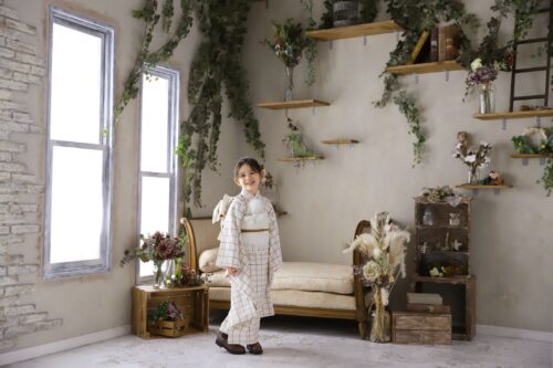 着物を着た7歳の女の子。イオンモール堺鉄砲町での七五三のスタジオ撮影。
