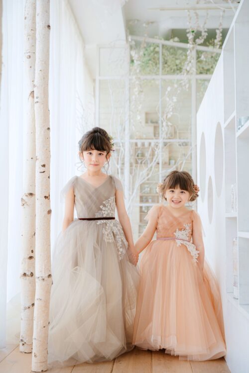 ドレスを着た女の子。10歳の5歳の姉妹。1/2成人式と七五三の撮影。センター北店でのスタジオ撮影。