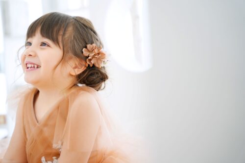 ドレスを着た3歳の女の子。センター北店での七五三のスタジオ撮影。