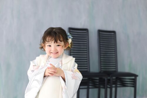 着物を着た3歳の女の子。ららぽーと門真での七五三のスタジオ撮影。