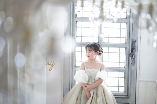 ドレスを着た７歳の女の子。錦糸町PARCOでの七五三のスタジオ撮影。