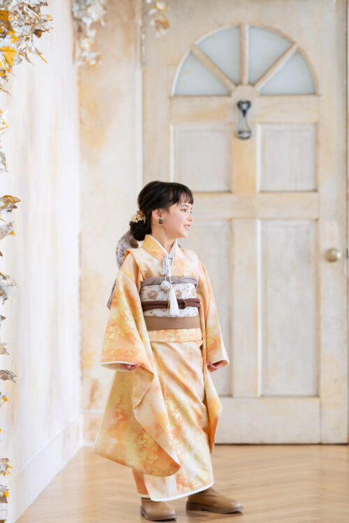 着物を着た７歳の女の子。センター北店での七五三のスタジオ撮影。