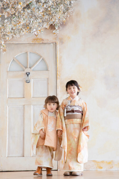 着物を着た女の子。７歳の3歳の姉妹。センター北店での七五三のスタジオ撮影。