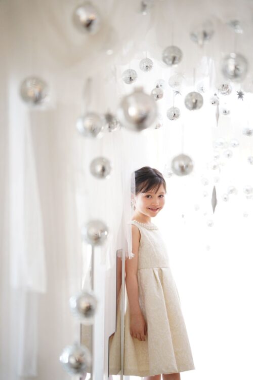 ドレスを着た７歳の女の子。センター北店での七五三のスタジオ撮影。